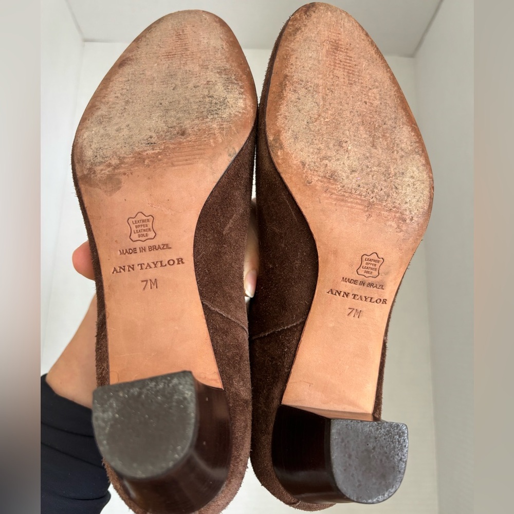Ann Taylor Chocolate  Brown Chelsea Suede Heeled Boots Sz 7 - Picture 4 of 7